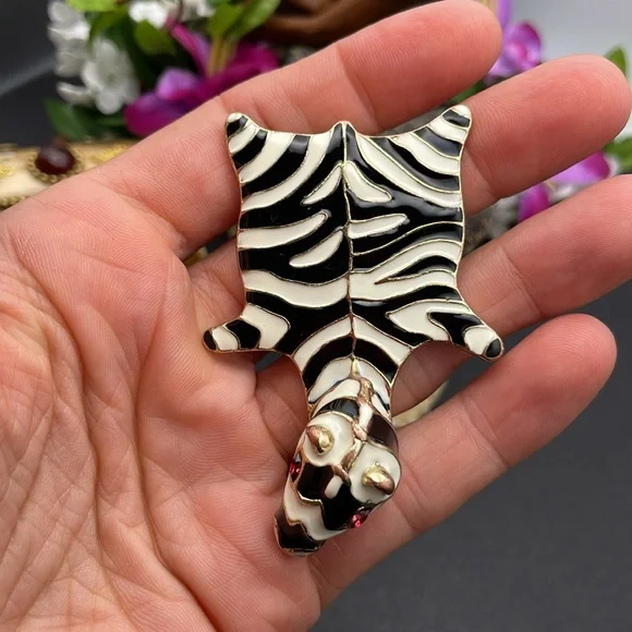 Kenneth Lane Zebra brooch vintage B17 🔥 - Picture 10 of 10